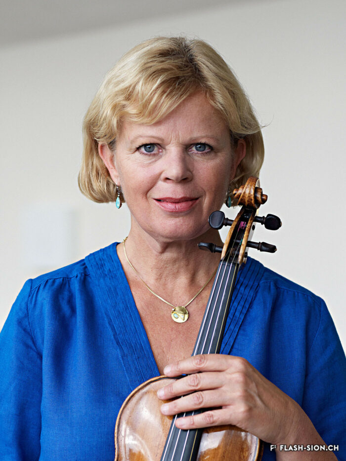 Madeleine Carruzzo et son violon, 2012 © Michel Bonvin