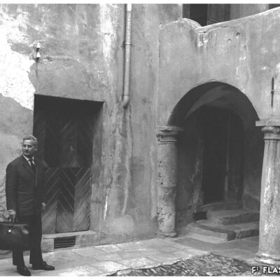 Roger Bonvin dans la cour intérieure de sa maison, à la rue du Grand-Pont 29, 1965© Scope, Archives de la Ville de Sion – dépôt Charlotte et Monique Bonvin