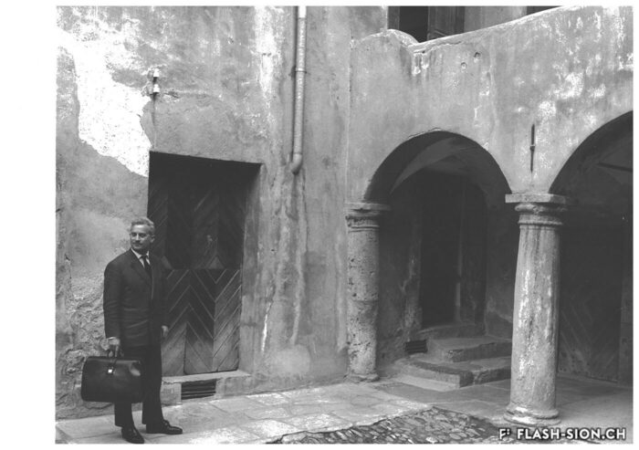 Roger Bonvin dans la cour intérieure de sa maison, à la rue du Grand-Pont 29, 1965© Scope, Archives de la Ville de Sion – dépôt Charlotte et Monique Bonvin