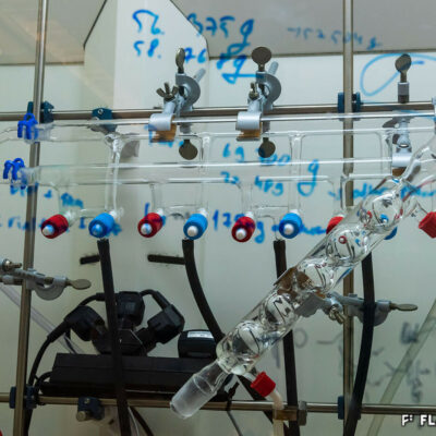Hotte du laboratoire de la Professeure Queen et calculs de synthétisation, 2018 © Marie-Thé et Etienne Roux, EPFL Valais Wallis