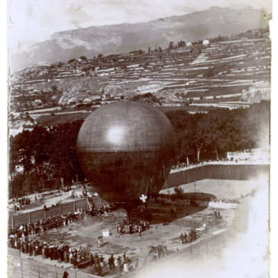 Un autre visage de la place de la Planta : ballon « Wega » de l'expédition aéronautique de Heim et Spelterini, 1898 © Archives de la Ville de Sion