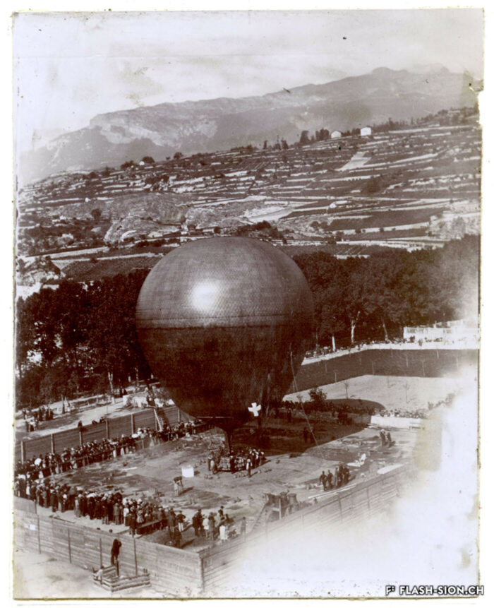 Un autre visage de la place de la Planta : ballon « Wega » de l'expédition aéronautique de Heim et Spelterini, 1898 © Archives de la Ville de Sion