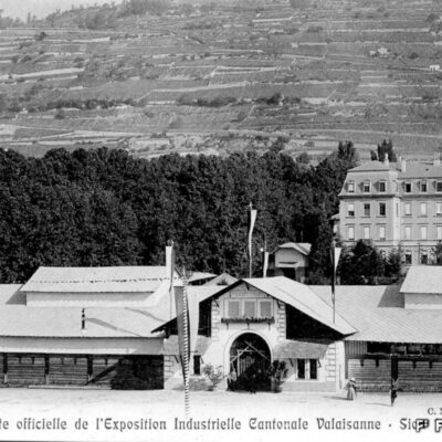 Un autre visage de la place de la Planta : exposition industrielle cantonale valaisanne, carte postale officielle, C. Mussler, 1909 © Archives de la Ville de Sion