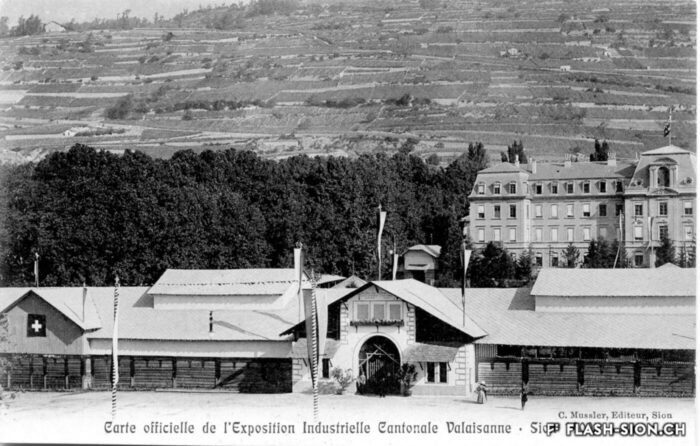 Un autre visage de la place de la Planta : exposition industrielle cantonale valaisanne, carte postale officielle, C. Mussler, 1909 © Archives de la Ville de Sion