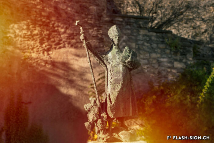 Statue représentant saint Théodule créée par le sculpteur Jacques Barman et installée sur la place de la Majorie, 2018 © Pentamedia, Archives de la Ville de Sion