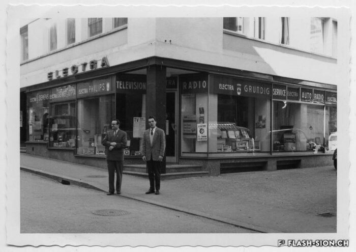 Vitrine du nouveau magasin Electra à la rue de la Porte-Neuve, novembre 1958 © Archives de la Ville de Sion, fonds Michelotti