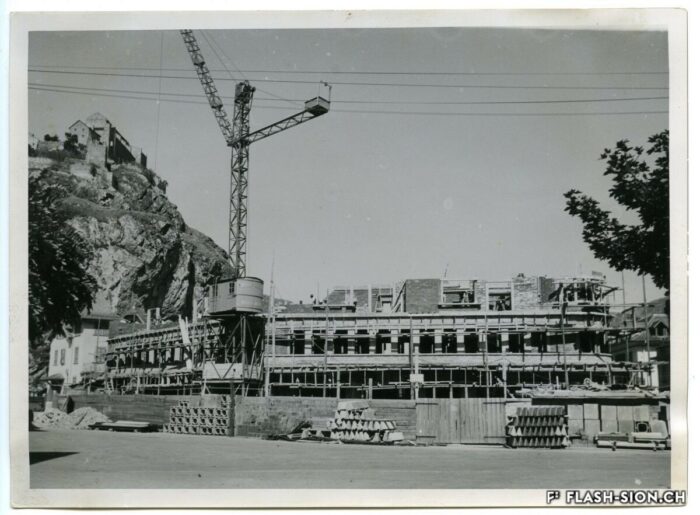 Bâtiment « Les Rochers » en cours d’élévation, 1937-1938 © Archives de la Ville de Sion