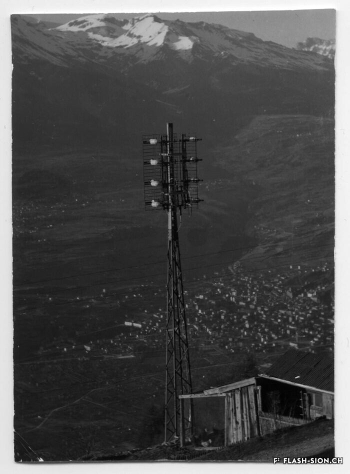 Le pylône définitif de Veysonnaz, tri-directionnel et d’une hauteur de 15 m, 24 avril 1959. © Archives de la Ville de Sion, fonds Michelotti