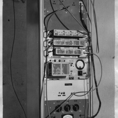 L’installation du réémetteur de Veysonnaz se termine le 22 août 1960 et permet de passer d’une puissance de 5 à 100 watts © Archives de la Ville de Sion, fonds Michelotti