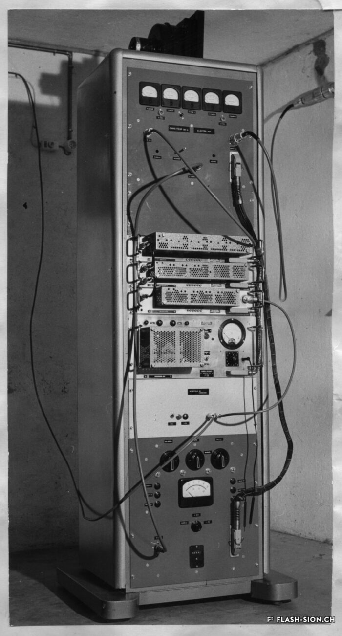 L’installation du réémetteur de Veysonnaz se termine le 22 août 1960 et permet de passer d’une puissance de 5 à 100 watts © Archives de la Ville de Sion, fonds Michelotti