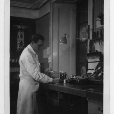 « Monsieur TV », Serge Michelotti dans son premier atelier sédunois, au-dessus du magasin Electra, à la rue des Remparts, environ 1945-1950 © Archives de la Ville de Sion, fonds Michelotti