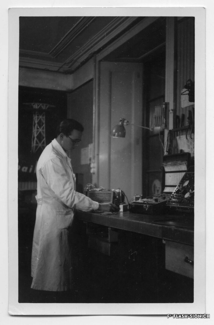 « Monsieur TV », Serge Michelotti dans son premier atelier sédunois, au-dessus du magasin Electra, à la rue des Remparts, environ 1945-1950 © Archives de la Ville de Sion, fonds Michelotti