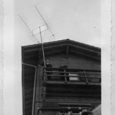 Les premiers tests du réémetteur à Veysonnaz, sur le chalet mis à disposition par la famille Hulliger pour abriter les installations, 1957 © Archives de la Ville de Sion, fonds Michelotti
