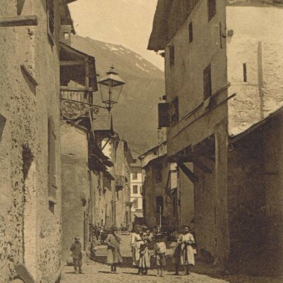 Exemple d’un lampadaire à gaz, à la rue de la Porte Neuve, environ 1900-1910 © Archives de la Ville de Sion, édit. Mussler Sion