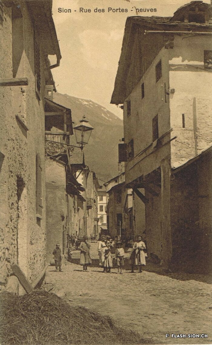 Exemple d’un lampadaire à gaz, à la rue de la Porte Neuve, environ 1900-1910 © Archives de la Ville de Sion, édit. Mussler Sion