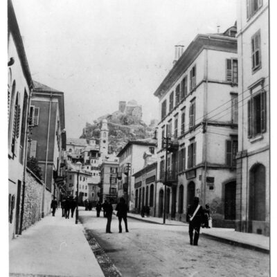 La rue de Lausanne avec les débuts du réseau électrique de l’Usine Dumont, 1896 © Archives de la Ville de Sion