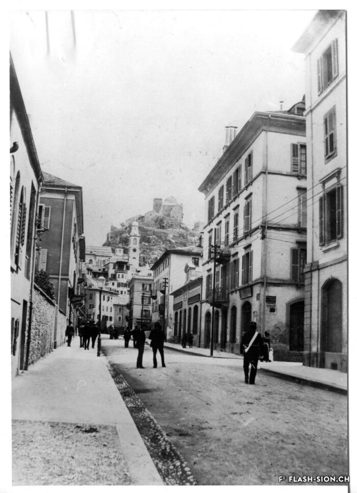 La rue de Lausanne avec les débuts du réseau électrique de l’Usine Dumont, 1896 © Archives de la Ville de Sion