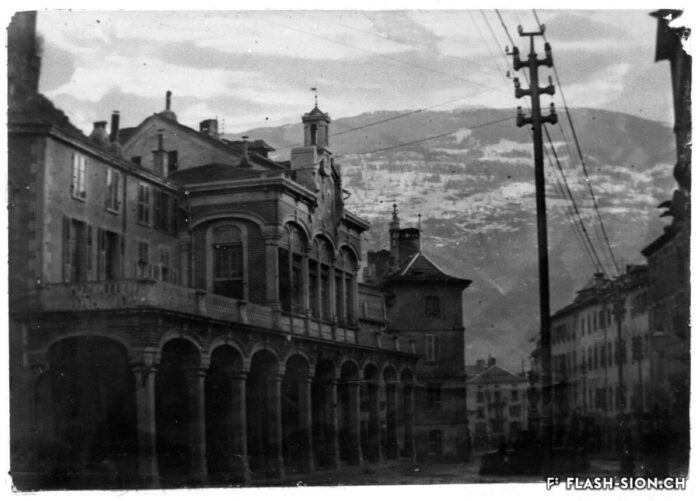 Réseau électrique devant la Grenette en 1899 © Archives de la Vile de Sion