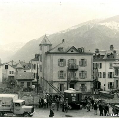 Scandale lors de la construction du bâtiment « Les Rochers » à la place du Midi en 1937 © Archives de la Ville de Sion