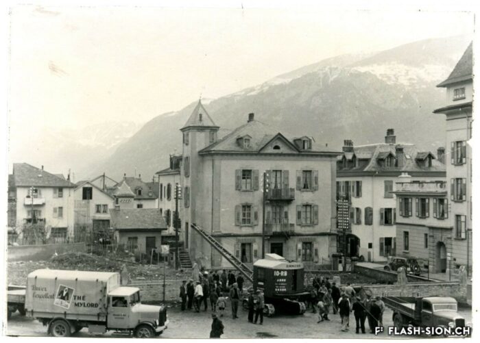 Scandale lors de la construction du bâtiment « Les Rochers » à la place du Midi en 1937 © Archives de la Ville de Sion