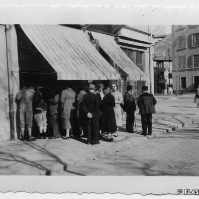 Passants curieux devant la vitrine du magasin Electra à la rue des Remparts, 17 avril 1958 © Archives de la Ville de Sion, fonds Michelotti, photo Mussler