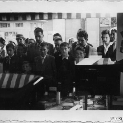 Téléspectateurs captivés devant le magasin Electra de la rue des Remparts, 17 avril 1958 © Archives de la Ville de Sion, fonds Michelotti, photo Mussler