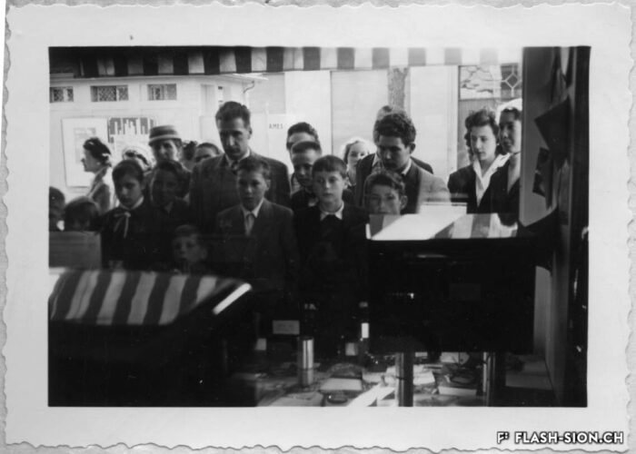 Téléspectateurs captivés devant le magasin Electra de la rue des Remparts, 17 avril 1958 © Archives de la Ville de Sion, fonds Michelotti, photo Mussler