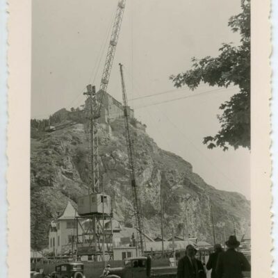 Bâtiment « Les Rochers » en cours de construction avec une grue, machine acceptée, 1937-1938 © Archives de la Ville de Sion
