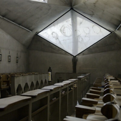 Vitrail du chœur des pères d’Alberto Burri au Couvent des Capucins © Pentamedia, Archives de la Ville de Sion, 2019