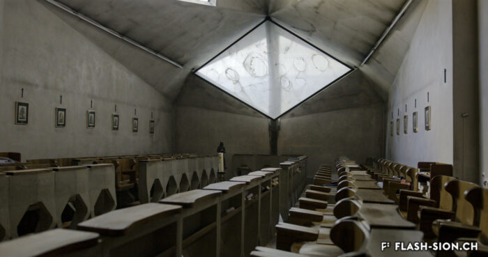 Vitrail du chœur des pères d’Alberto Burri au Couvent des Capucins © Pentamedia, Archives de la Ville de Sion, 2019