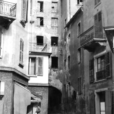 Entrée de la ruelle avec le bâtiment Garbaccia, vue depuis le Grand-Pont, 1950 env. © Archives de la Ville de Sion