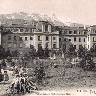 A l’exposition industrielle de 1892, l’entrepreneur Ragozzi présente les modèles de chapiteaux, consoles et ornements exécutés pour l’ancien Collège ©  Jullien frères, Phot. Editeurs - Genève, Archives de la Ville de Sion, vers 1910-1920