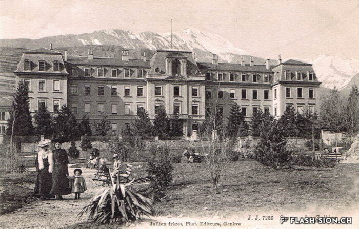 A l’exposition industrielle de 1892, l’entrepreneur Ragozzi présente les modèles de chapiteaux, consoles et ornements exécutés pour l’ancien Collège ©  Jullien frères, Phot. Editeurs - Genève, Archives de la Ville de Sion, vers 1910-1920