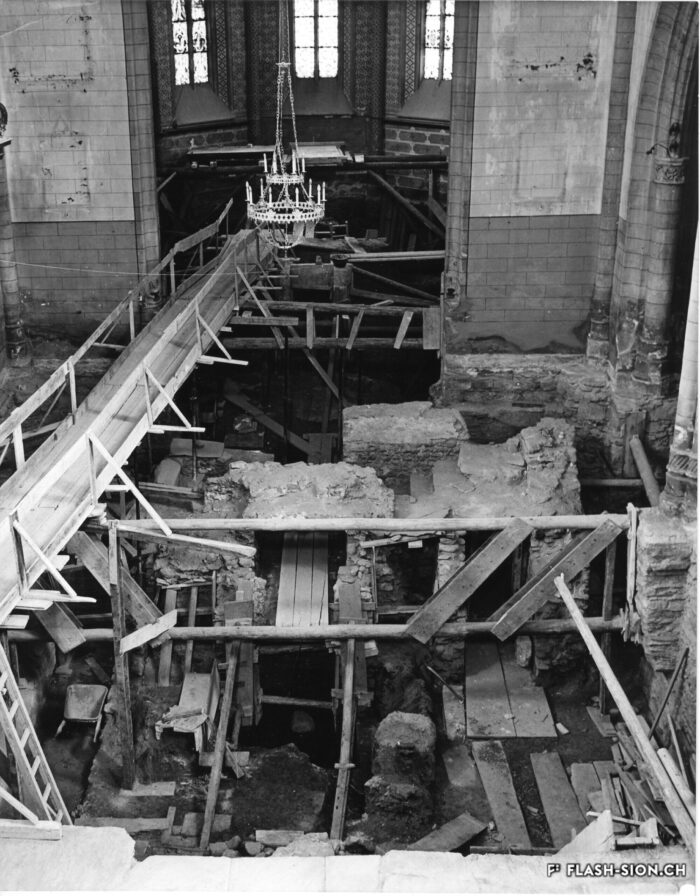 Etat des fouilles à St-Théodule avant la création de la nouvelle dalle sur le caveau archéologique © Fonds François-Olivier Dubuis, OCA, 1961