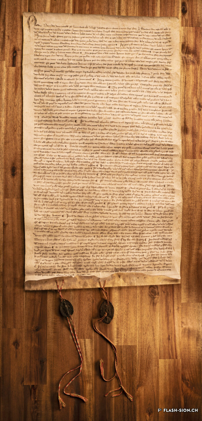 Statuts du Chapitre de Sion accordés par l’archevêque de Tarentaise Bertrand et l’évêque de Sion Boniface de Challant, 1302 © Pentamedia, Archives du Chapitre de Sion, 2019