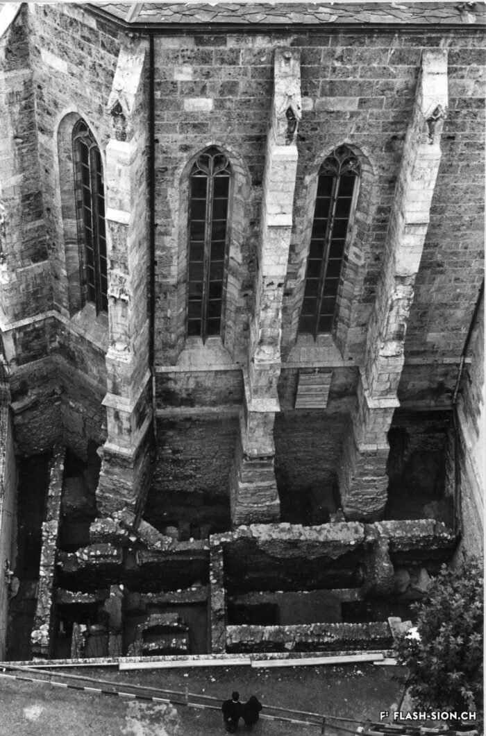Latrines et égouts romains à l'extérieur du cœur de l’église St-Théodule © Fonds François-Olivier Dubuis, OCA, 1964