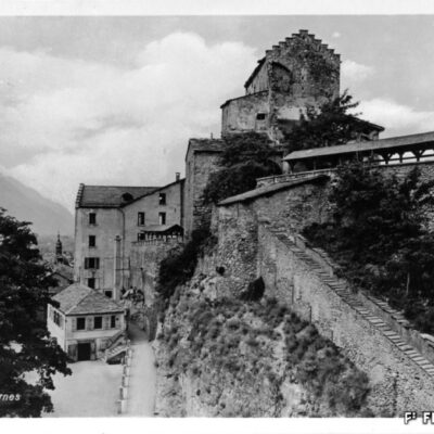 Casernes de la Majorie, dont les militaires occupent les abattoirs transformés en écuries et cantonnements militaires dès 1932 © Edition Photo-Hall – Sion, Archives de la Ville de Sion, vers 1930