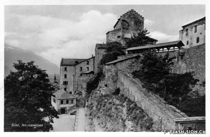Casernes de la Majorie, dont les militaires occupent les abattoirs transformés en écuries et cantonnements militaires dès 1932 © Edition Photo-Hall – Sion, Archives de la Ville de Sion, vers 1930