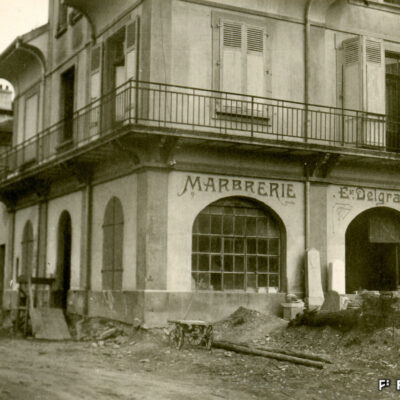 Atelier et habitation du maître marbrier Ernest Delgrande (1872-1956), façade ouest sculpture en haut-relief, vers 1935© Archives de la Ville de Sion