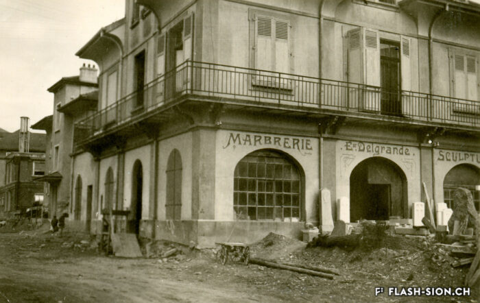 Atelier et habitation du maître marbrier Ernest Delgrande (1872-1956), façade ouest sculpture en haut-relief, vers 1935© Archives de la Ville de Sion