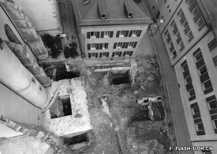 Murs de fondation du clocher de St-Théodule inachevé d’Ulrich Ruffiner © Fonds François-Olivier Dubuis, OCA, 1989