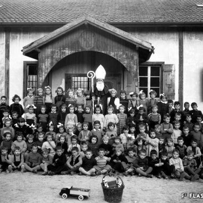 Saint-Nicolas en visite à l’école italienne de Naters, vers 1945 © Ettore Pollenghi, Médiathèque Valais - Martigny
