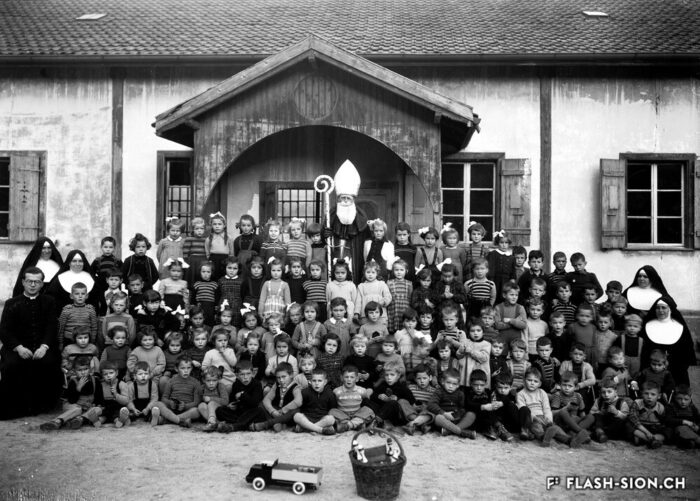 Saint-Nicolas en visite à l’école italienne de Naters, vers 1945 © Ettore Pollenghi, Médiathèque Valais - Martigny