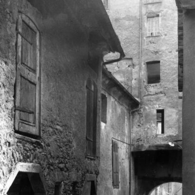 Ruelle Garbaccio vue depuis l’est, à l’arrière du bâtiment démoli en 1954, 1950 env. © Archives de la Ville de Sion
