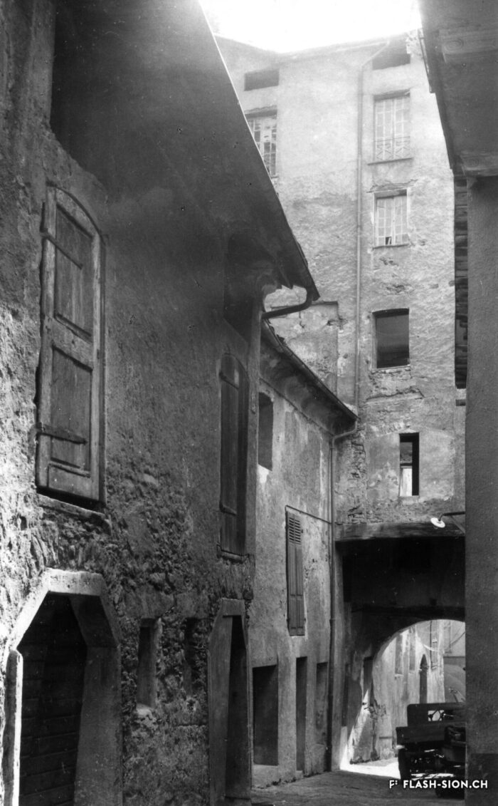 Ruelle Garbaccio vue depuis l’est, à l’arrière du bâtiment démoli en 1954, 1950 env. © Archives de la Ville de Sion