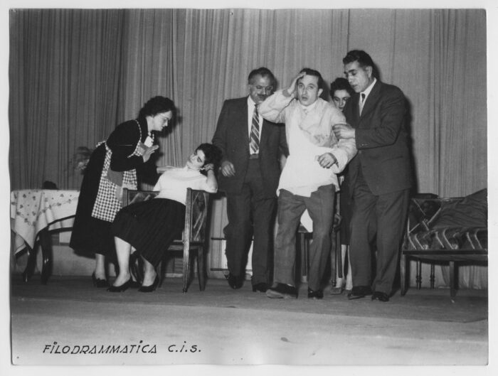 Une scène de la comédie « Il Castigamatti » jouée par la troupe de théâtre Filodrammatica de la colonie italienne, 1958 © archives de la Colonia Italiana