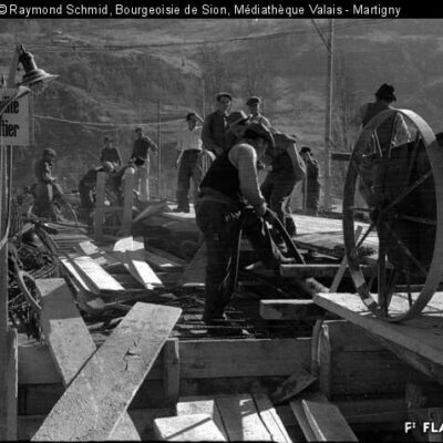 Bétonnage du pont d’Aproz par l’entreprise Vadi et Besson, 1946 © Raymond Schmid, Bourgeoisie de Sion, Médiathèque Valais –Martigny