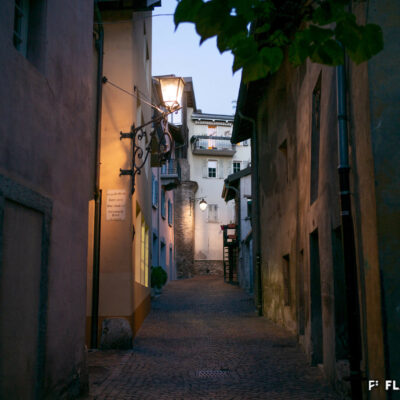 La ruelle Garbaccio à la tombée de la nuit, 2018 © Claude Coeudevez, Archives de la Ville de Sion