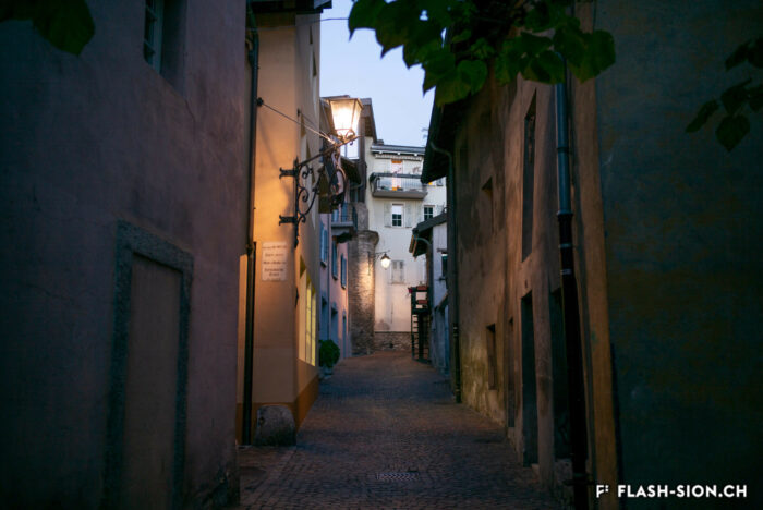 La ruelle Garbaccio à la tombée de la nuit, 2018 © Claude Coeudevez, Archives de la Ville de Sion