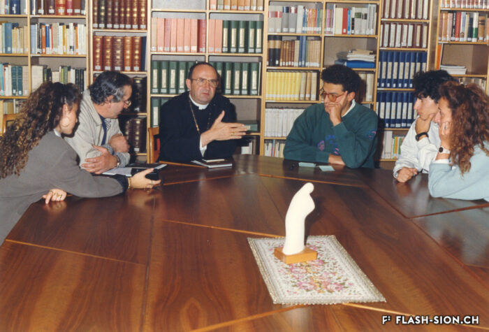 Interview du cardinal Henri Schwery par les journalistes en herbe de l’Occhio, 1991 © archives privées Piero Marino